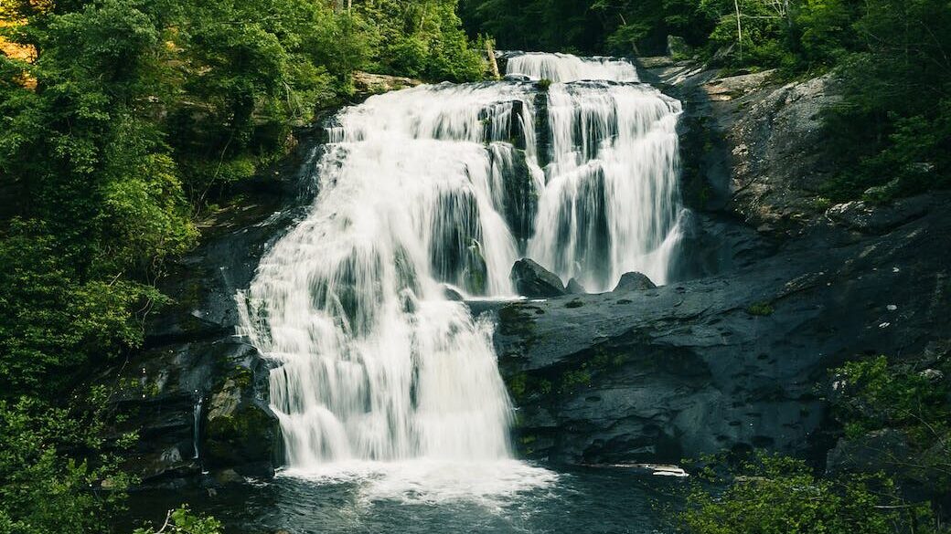 rivière qui coule dans le corps comme l'énergie